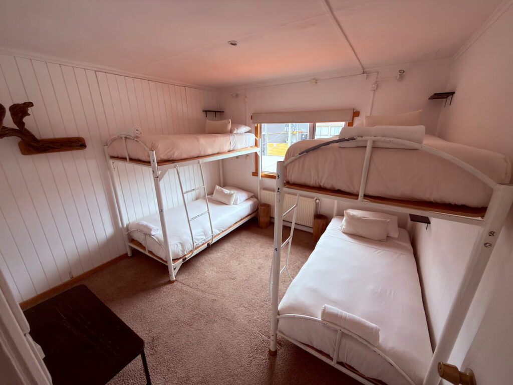 Dormitorio 4 camas con baño compartido