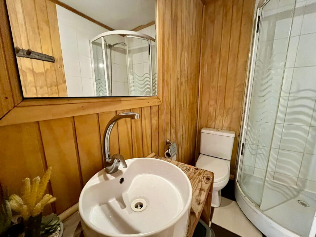 Dormitorio 4 camas con baño compartido